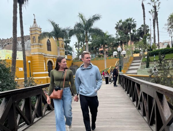 Couple walking in Barranco's bridge of sighs