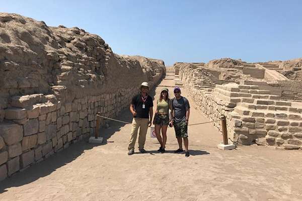 Travelers at Pachacamac's Peregrins Road