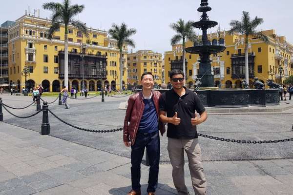 Tour guide and traveler at the main square in Lima city