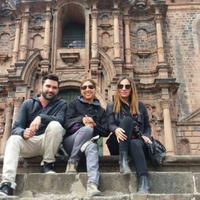 Friends sitting in Cusco´s Cathedral steps