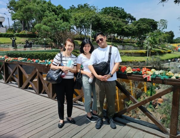 three tourists at the bridge of sighs